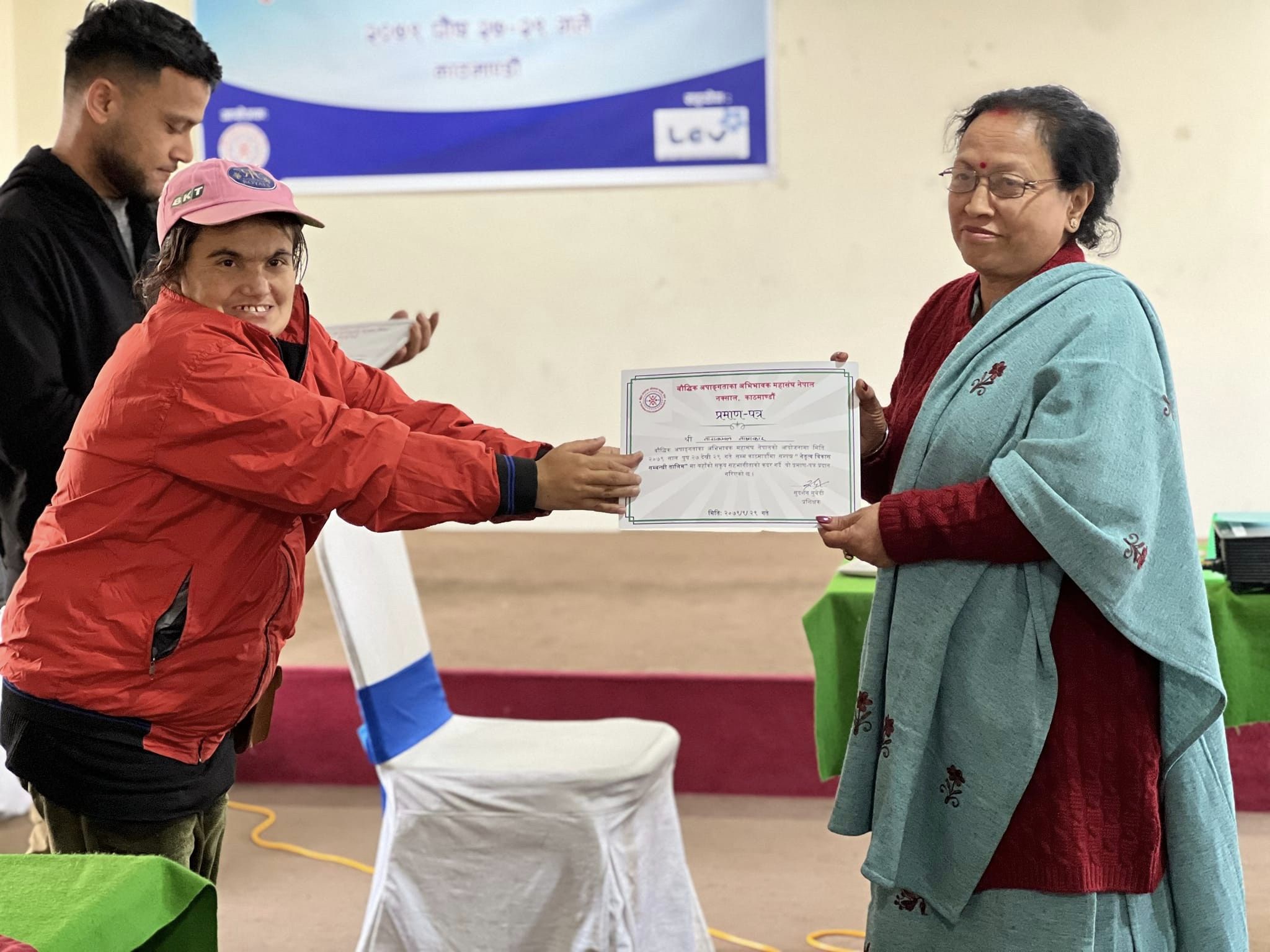 तालिममा प्रमाणपत्र लिँदै एक सहभागी